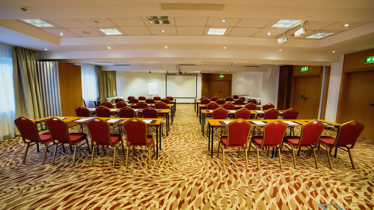 Lotus Therme Hévíz konferenciaterem osztálytermi elrendezésben természetes fénnyel