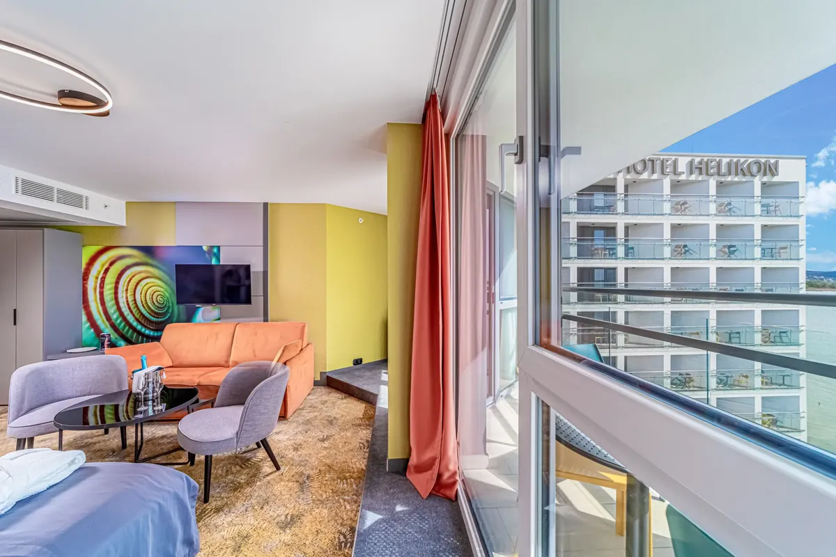 Modern hotelszoba erkéllyel, Balaton panorámával és színes dizájnnal