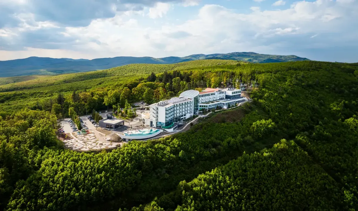 Hotel Ózon & Luxury Villas Mátraháza légifelvétel Kékestető panorámával 3,5 hektáros ősfás parkban