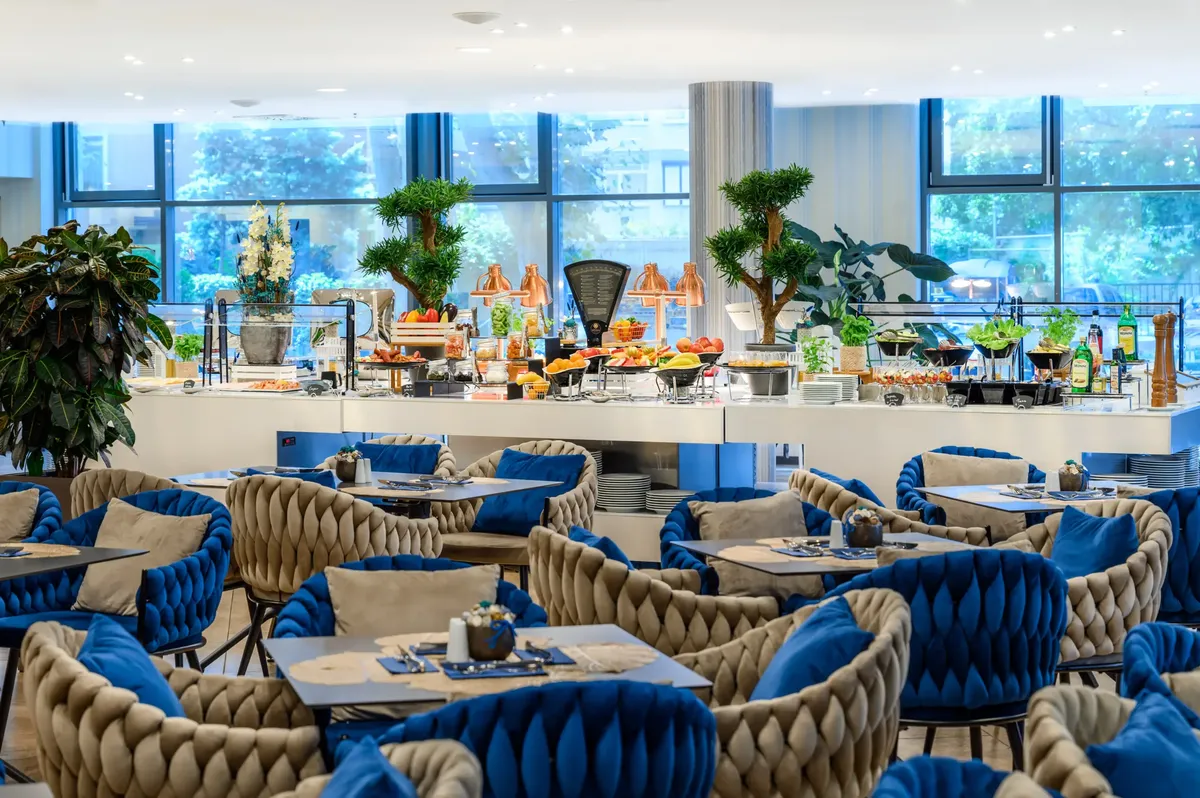 Hotel Divinus Dominus Étterem, büféreggeli, svédasztalos reggeli, kék fotelek, Nagyerdő kilátás