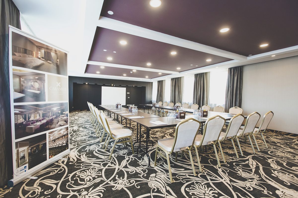 Caramell Resort Mantra terem, 140 fő, U-alakú ülésrend, lila mennyezet, projektor, meeting