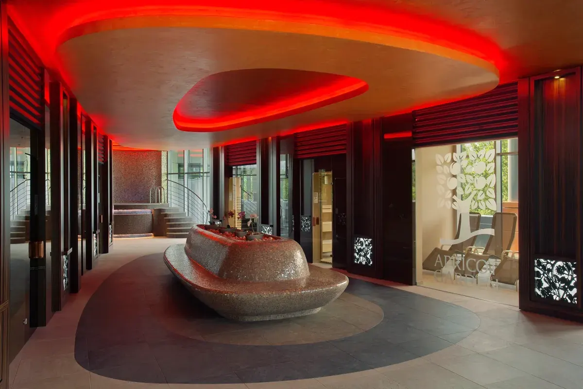 Four Points by Sheraton Kecskemét wellness központ bejárata modern hangulatvilágítással