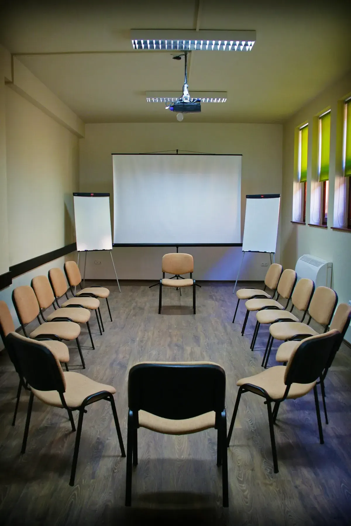 A Szent Orbán Erdei Wellness Hotel Hematit szekcióterme U alakú ültetéssel, ahol 20 fő vesz részt trainingen természetes fényben