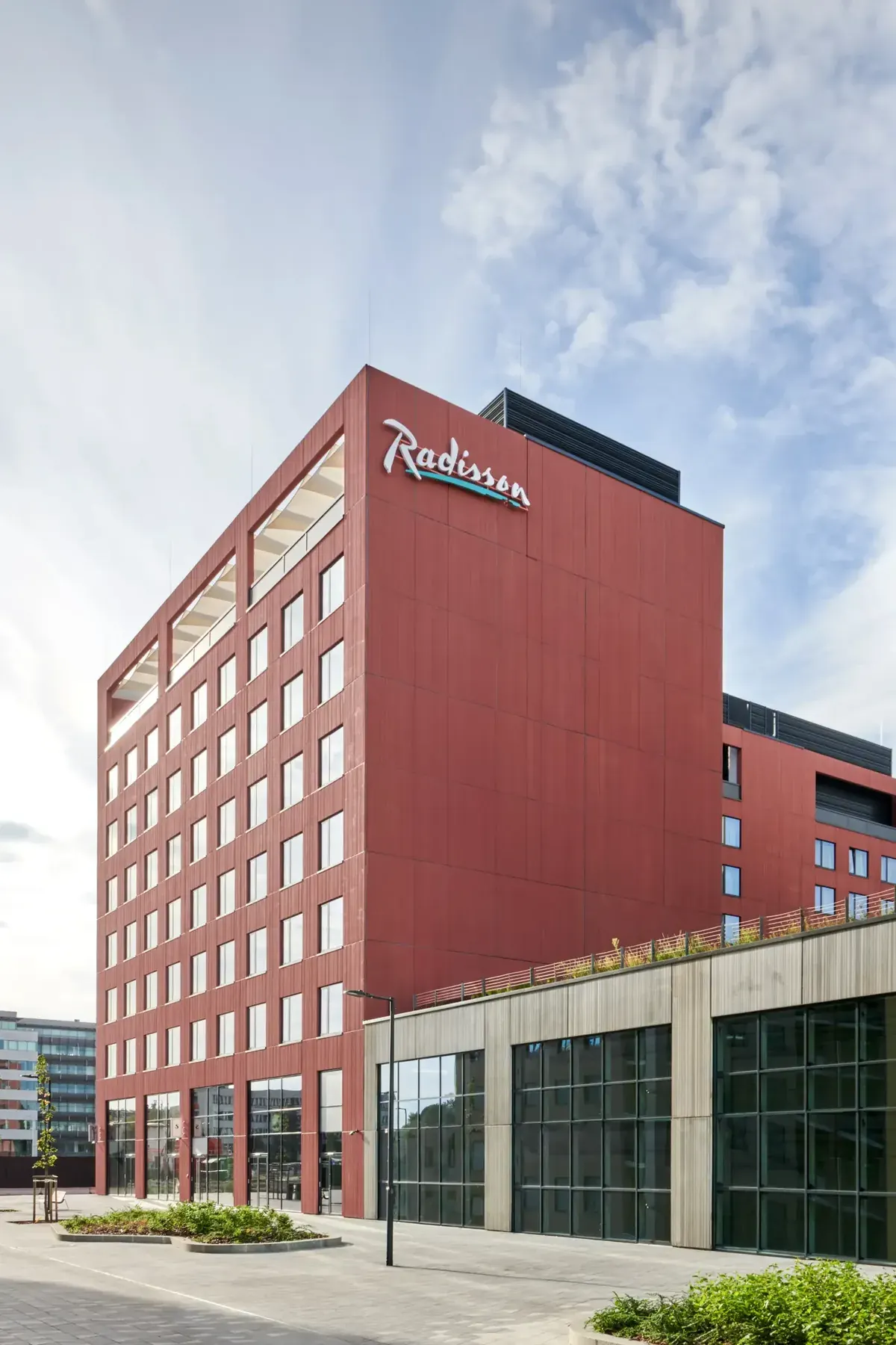WordPress Képmetaadat - Radisson Hotel Budapest BudaPart
Alternatív szöveg (Alt Text):
"Radisson Hotel Budapest BudaPart épület teljes homlokzata piros előregyártott panelekkel és Rooftop Barral