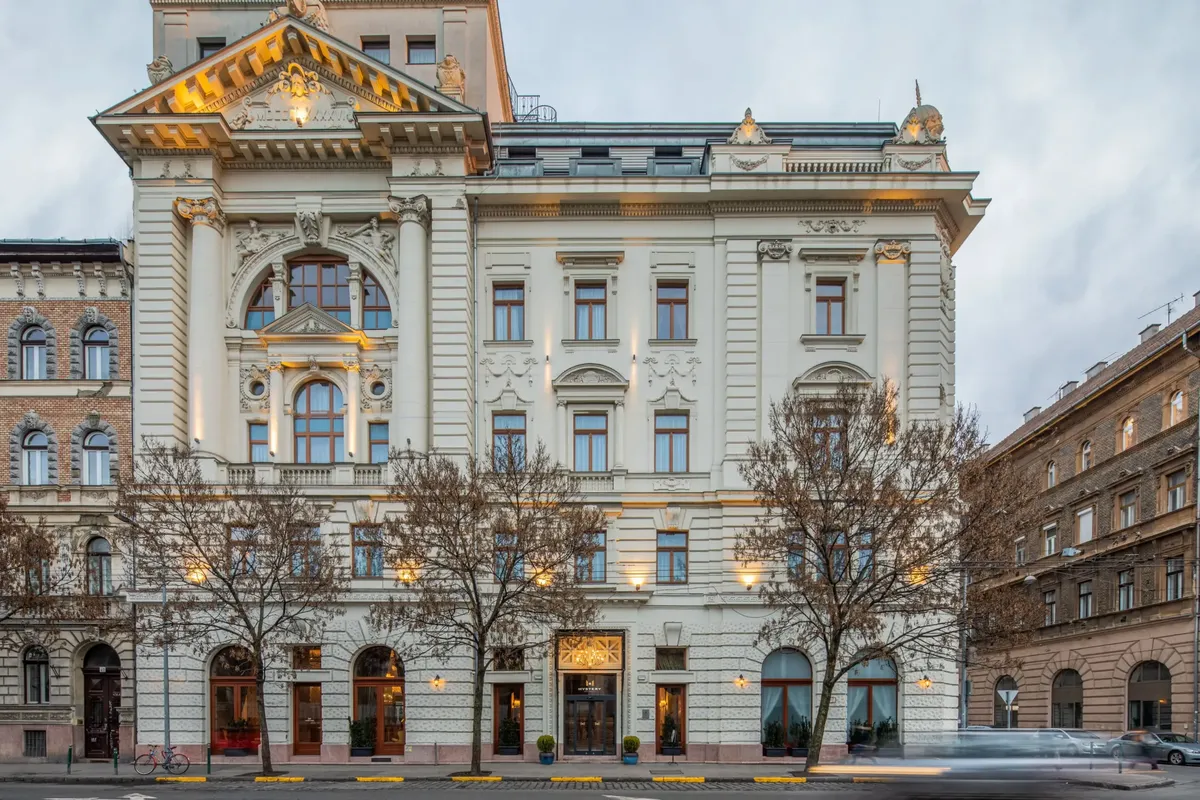 Mystery Hotel Budapest eklektikus palota homlokzat, XIX. század, butique hotel, VI. kerület, történelmi épület