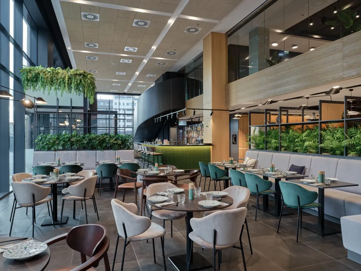 Radisson Hotel Budapest BudaPart Shanghai Kitchen étterem ázsiai fúziós konyhával és buja növényekkel
