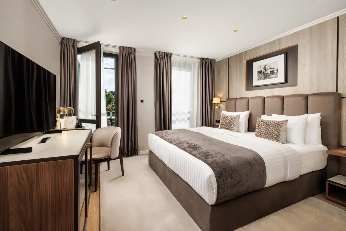 Superior hotelszoba king size ággal, munkasarokkal és erkéllyel
