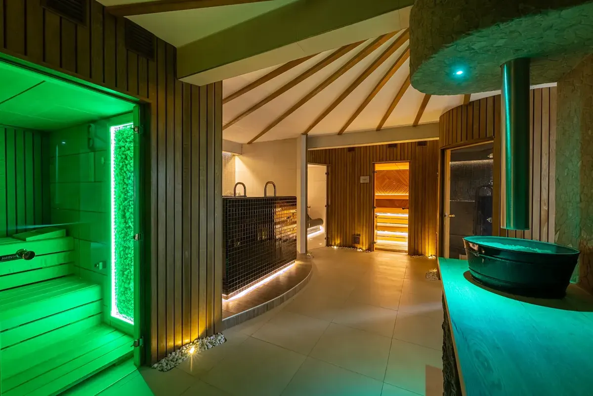 AVAR Hotel Mátrafüred wellness központ finn szaunával infraszaunával és design medencékke