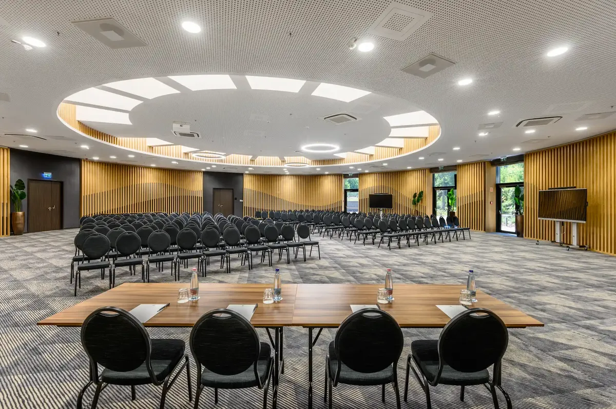 Grand Hotel Esztergom nagyterem színpadi elrendezésben modern fa dizájnnal