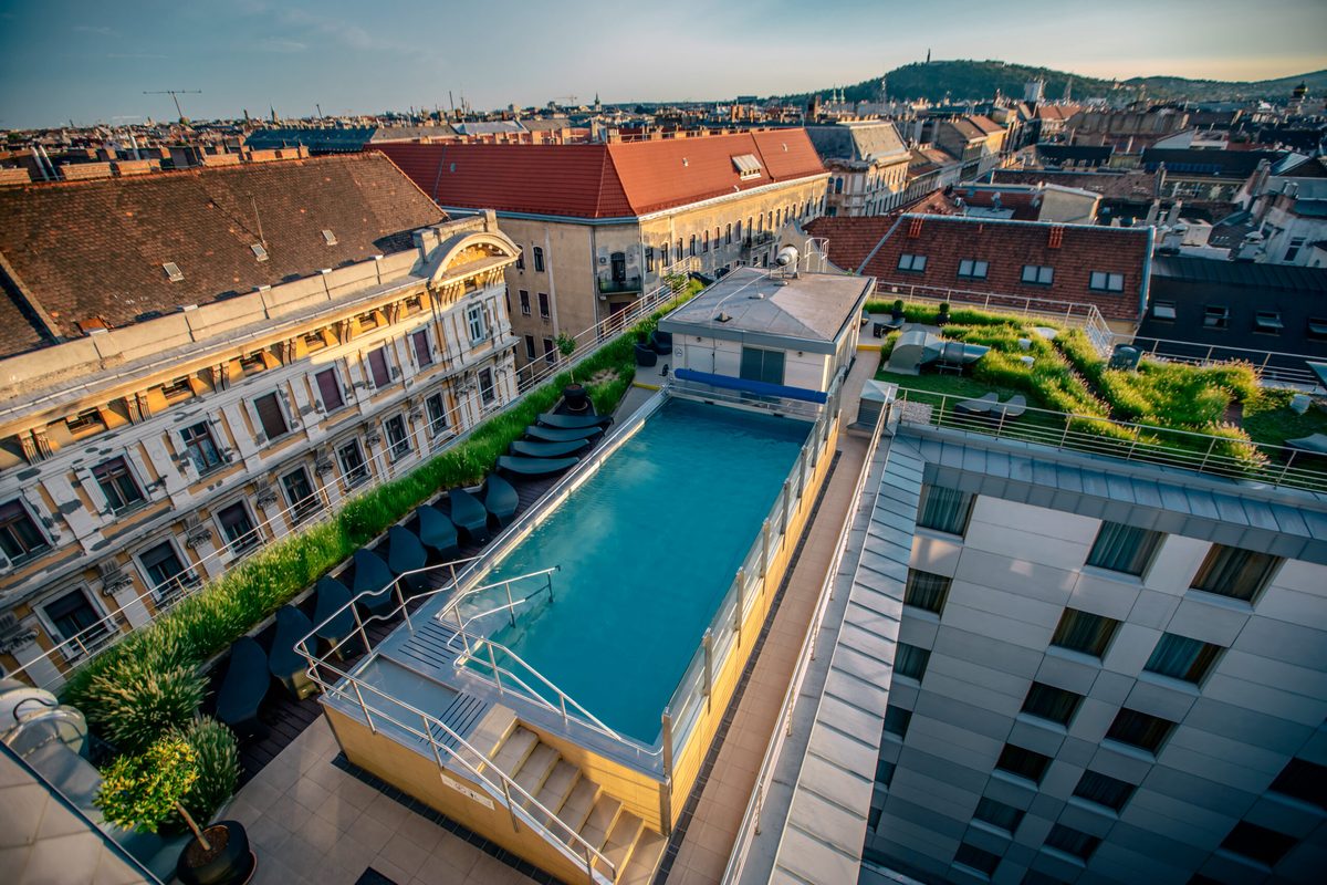 Continental Hotel Budapest hetedik emelet szezonális külső medence wellness panoráma belváros