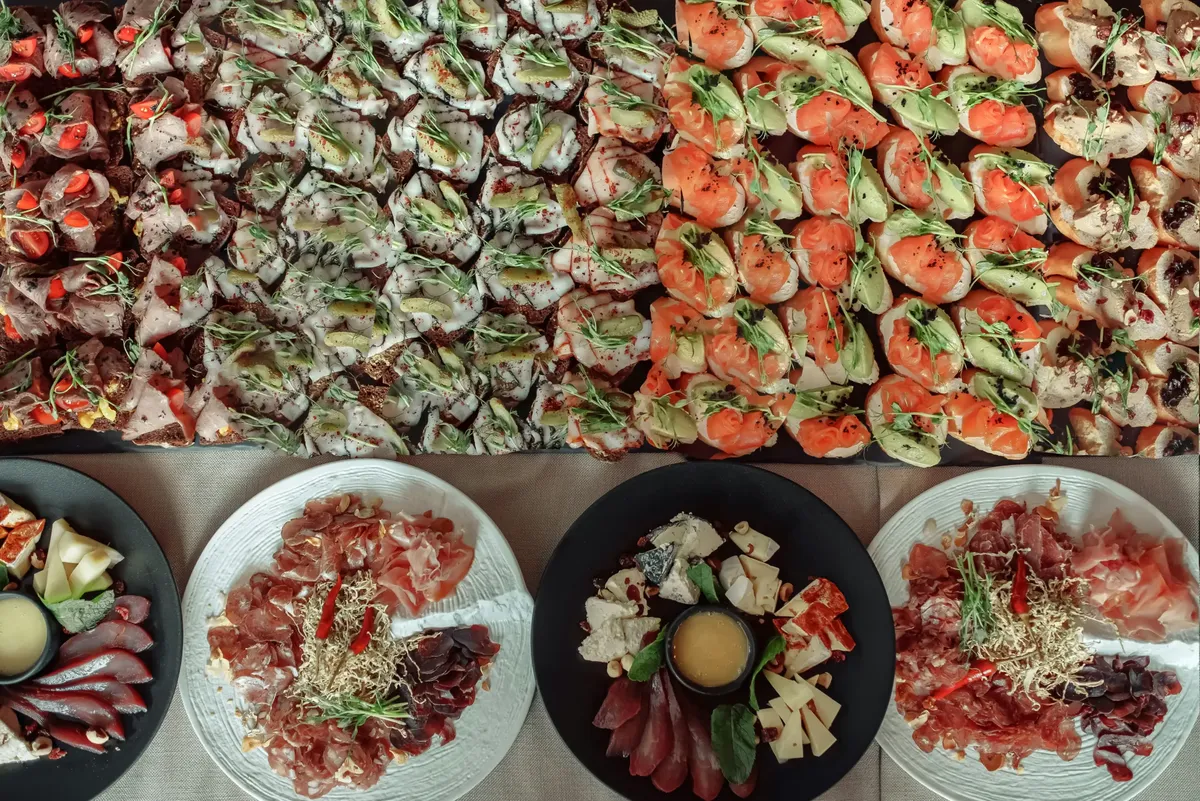 Gourmet falatok üzleti rendezvényen, prémium éttermi vendéglátás reprezentációs eseményhez