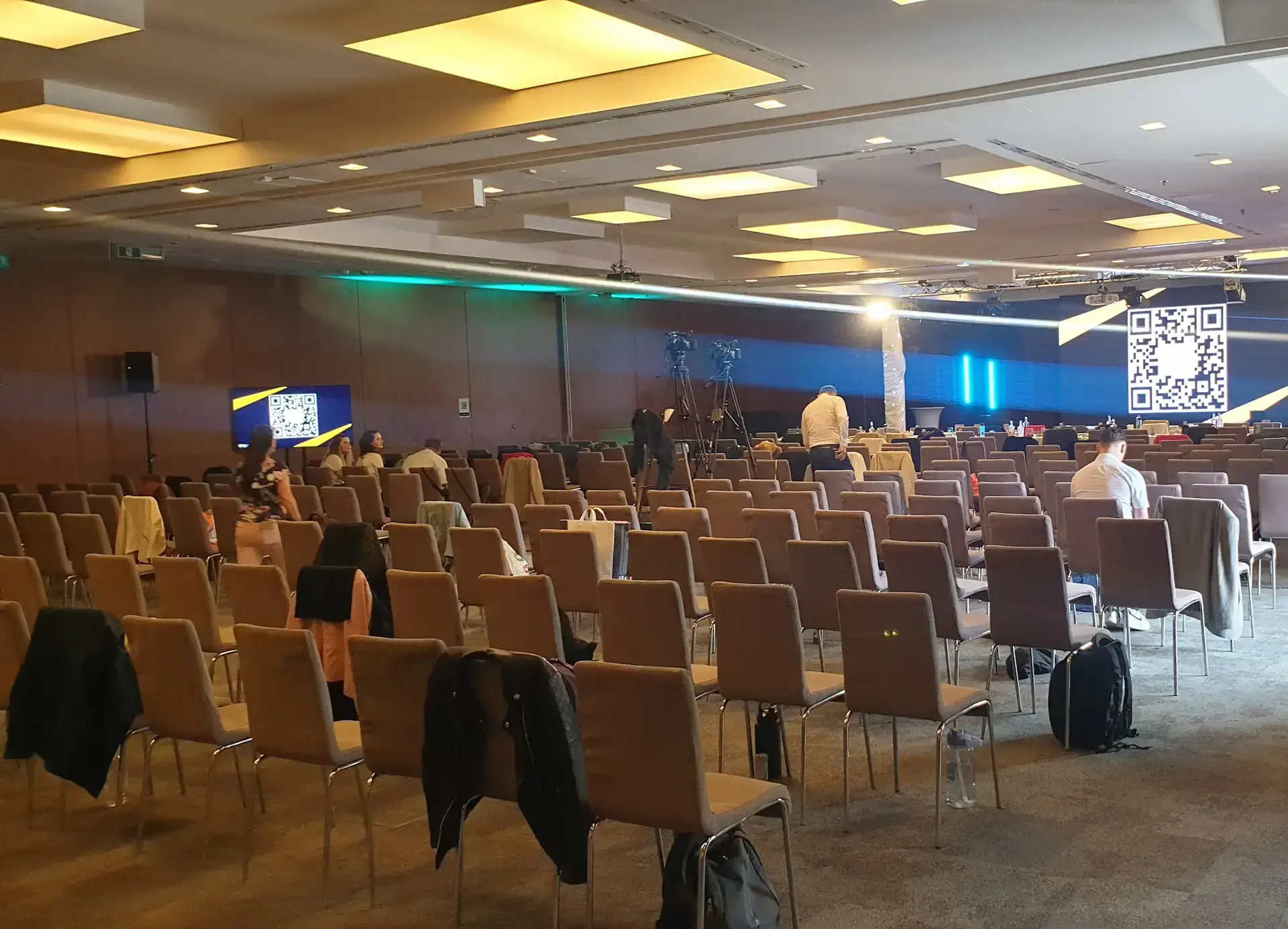 Modern konferencia helyszín felállítása