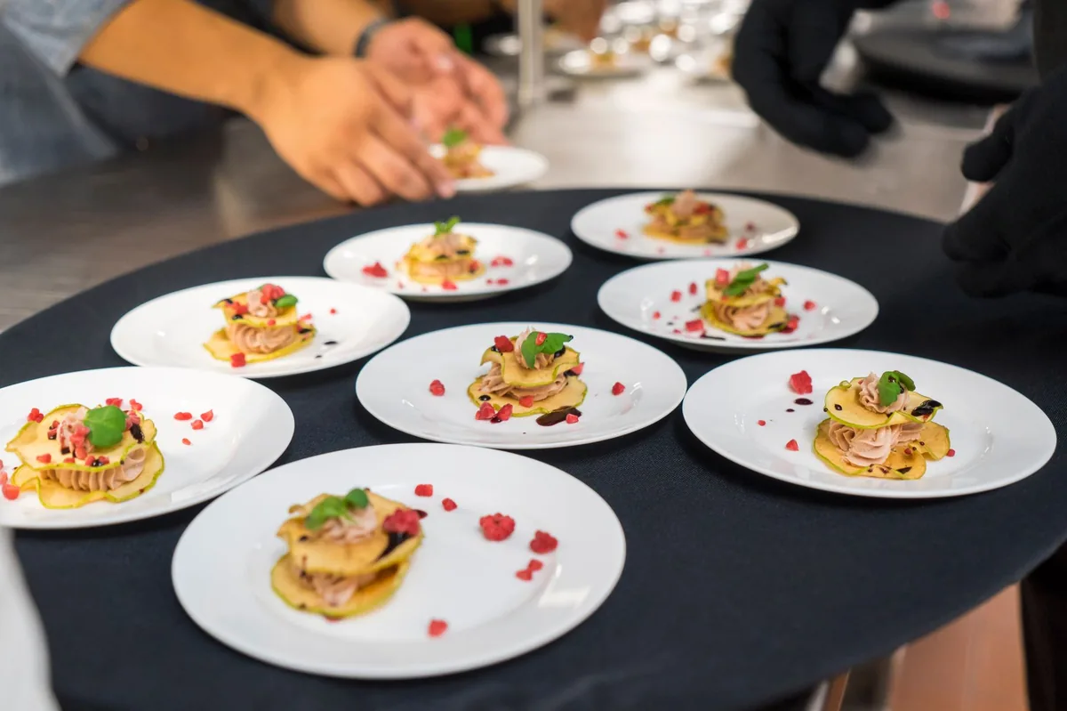 Tányéros gourmet fogások felszolgálás előtt